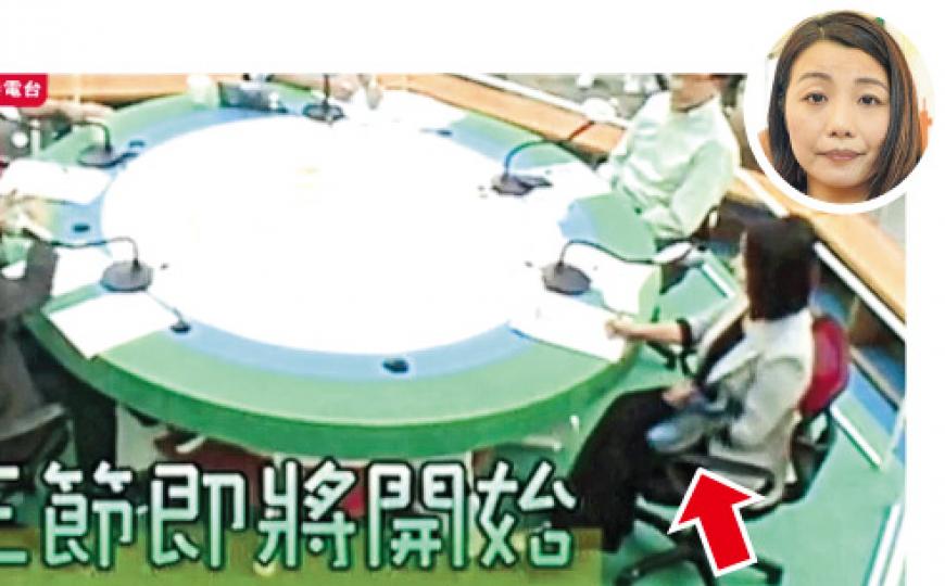立法會議員劉小麗(右下角及小圖)噚日被《城市論壇》男觀眾掟波鞋(箭嘴示),工作人員應劉小麗要求報警,警員到場了解,但男觀眾當時已離開。(港台片段、鍾林枝攝)留長白鬚嘅男人(中)噚日向劉小麗掟波鞋,隨即被職員拉離現場。(鍾林枝攝) 立法會議員劉小麗(右下角及小圖)噚日被《城市論壇》男觀眾掟波鞋(箭嘴示),工作人員應劉小麗要求報警,警員到場了解,但男觀眾當時已離開。(港台片段、鍾林枝攝)留長白鬚嘅男人(中)噚日向劉小麗掟波鞋,隨即被職員拉離現場。(鍾林枝攝)