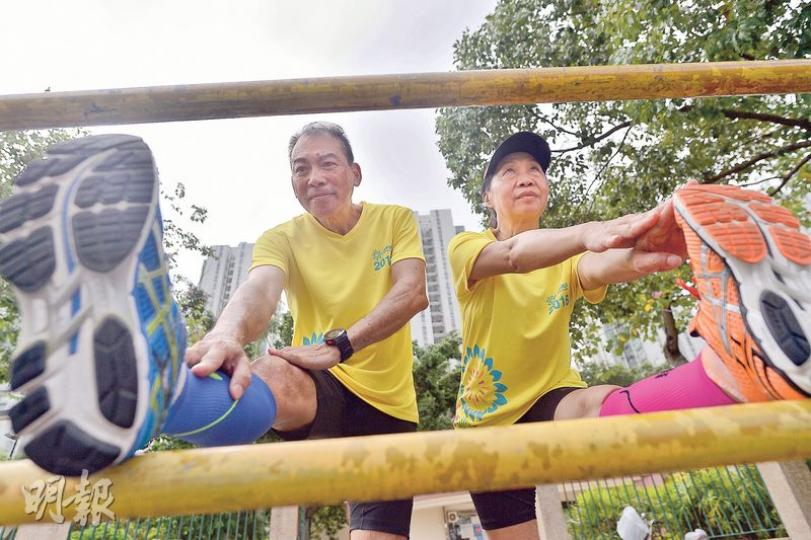 患上強直性脊椎炎30年的李錦威(左),去年開始與太太練習跑步,病情好轉,現已不用吃消炎藥,原先做不了的伸展動作,經一年訓練現可做到。(馮凱鍵攝) 患上強直性脊椎炎30年的李錦威(左),去年開始與太太練習跑步,病情好轉,現已不用吃消炎藥,原先做不了的伸展動作,經一年訓練現可做到。(馮凱鍵攝)