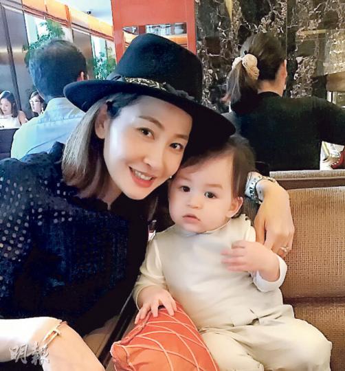 周汶錡的兒子Jacques萌爆，她有子萬事足。（微博圖片）周汶錡將兒子Jacques扮成木乃伊，可愛到暈。（微博圖片）大肚Baby用手機應用程式不停變恐怖妝，亦不忘賣萌。（微博圖片）何超蓮（右）走可愛風與好友在日本扮「孖寶兄弟」。（微博圖片）趙文卓做海盜捉小精靈女兒Luna，網民讚他演技好。（微博圖片）