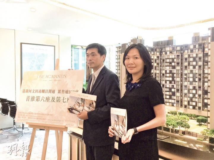 隨着港鐵何文田站通車,會德豐地產常務董事黃光耀(左)表示,旗下何文田ONE HOMANTIN以折實實呎約2萬元加推80伙,並於本周六開售其中40伙。(方可兒攝) 隨着港鐵何文田站通車,會德豐地產常務董事黃光耀(左)表示,旗下何文田ONE HOMANTIN以折實實呎約2萬元加推80伙,並於本周六開售其中40伙。(方可兒攝)