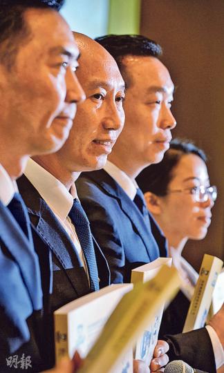 對於內地部分地區充斥「周黑鴨」山寨店,執行董事郝立曉(右二)表示,於線上購物的客戶有部分來自未有實體店的地區,證明有助打擊假店銷售。公司必要時會向假店提出民事起訴,甚或刑事追索。左二為周黑鴨主席周富裕。(劉焌陶攝) 對於內地部分地區充斥「周黑鴨」山寨店,執行董事郝立曉(右二)表示,於線上購物的客戶有部分來自未有實體店的地區,證明有助打擊假店銷售。公司必要時會向假店提出民事起訴,甚或刑事追索。左二為周黑鴨主席周富裕。(劉焌陶攝)