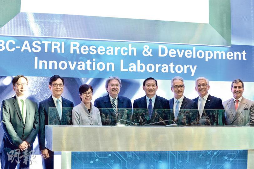 匯豐及香港應科院昨日宣布成立研發創新實驗室,就Blockchain及生物認證等金融科技進行研究。財政司長曾俊華(左四)及匯豐副主席兼行政總裁王冬勝(右四)出席開幕典禮。(楊柏賢攝) 匯豐及香港應科院昨日宣布成立研發創新實驗室,就Blockchain及生物認證等金融科技進行研究。財政司長曾俊華(左四)及匯豐副主席兼行政總裁王冬勝(右四)出席開幕典禮。(楊柏賢攝)