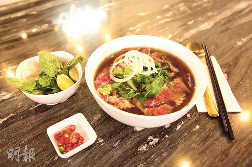 Brass Spoon表示,越式牛河選用美國安格斯牛,湯底以大量牛骨熬製最少12小時而成,不用味精。(伍浦鋒攝) Brass Spoon表示,越式牛河選用美國安格斯牛,湯底以大量牛骨熬製最少12小時而成,不用味精。(伍浦鋒攝)