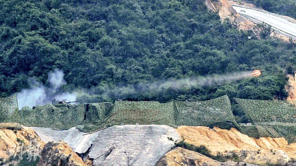 於演習中,陸空兩軍以不同武器交替攻擊目標陣地,其中陸軍於敵方山頭對面,發射「紅箭-73」反坦克導彈(圖右)點對點突襲,此導彈亦為今年公開演練中新增。(蘇智鑫攝) 空軍派出國產「直9」直升機連環發射空對地導彈,以求大規模擊潰敵方陣地。(蘇智鑫攝) 演習範圍涉青山約16個山頭,至尾段時以「火力追殲」及「兵力追剿」策略,密集交替夾擊下,終全面殲滅佔據8個山頭的武裝分子。(蘇智鑫攝) 今年演習模擬的背景與去年類同,同樣是武裝分子佔據青山下展開的進攻,但今年新增一個環節,讓部分武裝分子舉白旗投降。圖中戴藍 於演習中,陸空兩軍以不同武器交替攻擊目標陣地,其中陸軍於敵方山頭對面,發射「紅箭-73」反坦克導彈(圖右)點對點突襲,此導彈亦為今年公開演練中新增。(蘇智鑫攝) 空軍派出國產「直9」直升機連環發射空對地導彈,以求大規模擊潰敵方陣地。(蘇智鑫攝) 演習範圍涉青山約16個山頭,至尾段時以「火力追殲」及「兵力追剿」策略,密集交替夾擊下,終全面殲滅佔據8個山頭的武裝分子。(蘇智鑫攝) 今年演習模擬的背景與去年類同,同樣是武裝分子佔據青山下展開的進攻,但今年新增一個環節,讓部分武裝分子舉白旗投降。圖中戴藍
