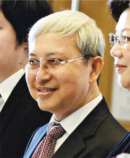 團結香港基金昨發表《迎接時代變遷﹕與內地經濟並進》。負責研究的經濟學榮休教授廖柏偉(圖)稱 ,本港應加大力度推行優才計劃及輸入內地專才計劃等,吸納內地人才來港,解決因人口老化帶來的勞動力萎縮問題。(劉焌陶攝) 團結香港基金昨發表《迎接時代變遷﹕與內地經濟並進》。負責研究的經濟學榮休教授廖柏偉(圖)稱 ,本港應加大力度推行優才計劃及輸入內地專才計劃等,吸納內地人才來港,解決因人口老化帶來的勞動力萎縮問題。(劉焌陶攝)