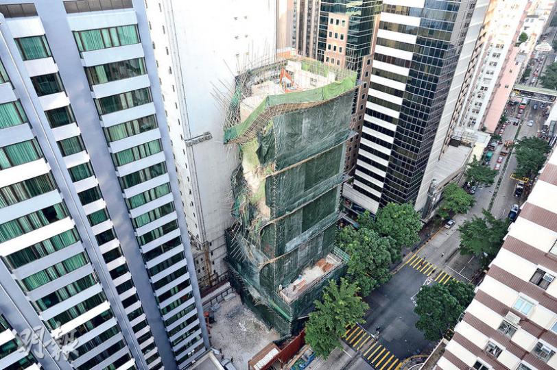 記者從遠處高位所見,倒塌棚架屬面向地盤空地一方,無石屎或鋼筋跌出街道,未有人命傷亡。(楊柏賢攝) 記者從遠處高位所見,倒塌棚架屬面向地盤空地一方,無石屎或鋼筋跌出街道,未有人命傷亡。(楊柏賢攝)