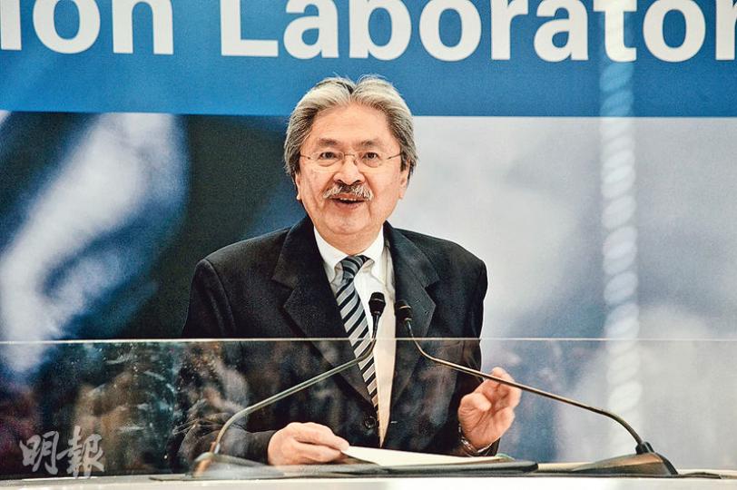 財政司長曾俊華日前改寫莎士比亞《王子復仇記》中的名句,指參選特首與否是要考慮的問題,「to run, or not to run, that is the question」。曾俊華昨日出席匯豐銀行活動時,再被問到會否參選特首,但他未有回應。(楊柏賢攝) 財政司長曾俊華日前改寫莎士比亞《王子復仇記》中的名句,指參選特首與否是要考慮的問題,「to run, or not to run, that is the question」。曾俊華昨日出席匯豐銀行活動時,再被問到會否參選特首,但他未有回應。(楊柏賢攝)