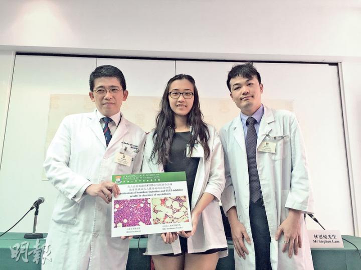 港大醫學院內科學系臨牀教授梁如鴻(左)表示,醫生會為急性髓性白血病患者做化療,但未必有效,現以「高三尖杉酯鹼」,配合標靶藥FLT3抑制劑可延長患者壽命,讓他們有更多時間輪候骨髓移植。圖中為曾接受此治療的黃小姐,已於去年換骨髓。(邱雅錡攝) 港大醫學院內科學系臨牀教授梁如鴻(左)表示,醫生會為急性髓性白血病患者做化療,但未必有效,現以「高三尖杉酯鹼」,配合標靶藥FLT3抑制劑可延長患者壽命,讓他們有更多時間輪候骨髓移植。圖中為曾接受此治療的黃小姐,已於去年換骨髓。(邱雅錡攝)