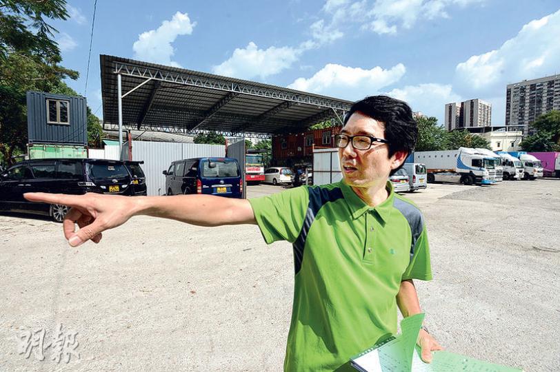 元朗區議員黃偉賢質疑,鄰近橫洲鳳池村停車場的路邊防撞欄被非法拆走,警方不但未保護公職人員重裝防撞欄,原本反對開路口的多個政府部門更於今年突改變主意同意開路口,反映政府部門欺善怕惡。(楊柏賢攝) 元朗區議員黃偉賢質疑,鄰近橫洲鳳池村停車場的路邊防撞欄被非法拆走,警方不但未保護公職人員重裝防撞欄,原本反對開路口的多個政府部門更於今年突改變主意同意開路口,反映政府部門欺善怕惡。(楊柏賢攝)