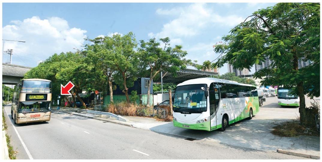 涉霸佔官地及行人路的停車場毗鄰橫洲鳳池村及振興新村,現時行人路的防撞欄已被拆走並成為車場出入口,原本在該路口的巴士站亦已後移10多米(箭嘴示)。該停車場不時有貨櫃車及大型旅遊巴出入,而車場對出的朗屏路屬區內主要道路,部分巴士路線均駛經該路,交通繁忙。(楊柏賢攝) 橫洲一個面積約1公頃的停車場(紅框示)疑於6年前霸佔行人路,有人並拆走防撞欄,以開設車路出入口,毗鄰停車場出入口的兩幅官地更遭霸佔擺放貨櫃及更亭。地政總署曾拒絕開設車路的申請,惟至今年初突然批准。(楊柏賢攝) 涉霸佔官地及行人路的停車場毗鄰橫洲鳳池村及振興新村,現時行人路的防撞欄已被拆走並成為車場出入口,原本在該路口的巴士站亦已後移10多米(箭嘴示)。該停車場不時有貨櫃車及大型旅遊巴出入,而車場對出的朗屏路屬區內主要道路,部分巴士路線均駛經該路,交通繁忙。(楊柏賢攝) 橫洲一個面積約1公頃的停車場(紅框示)疑於6年前霸佔行人路,有人並拆走防撞欄,以開設車路出入口,毗鄰停車場出入口的兩幅官地更遭霸佔擺放貨櫃及更亭。地政總署曾拒絕開設車路的申請,惟至今年初突然批准。(楊柏賢攝)