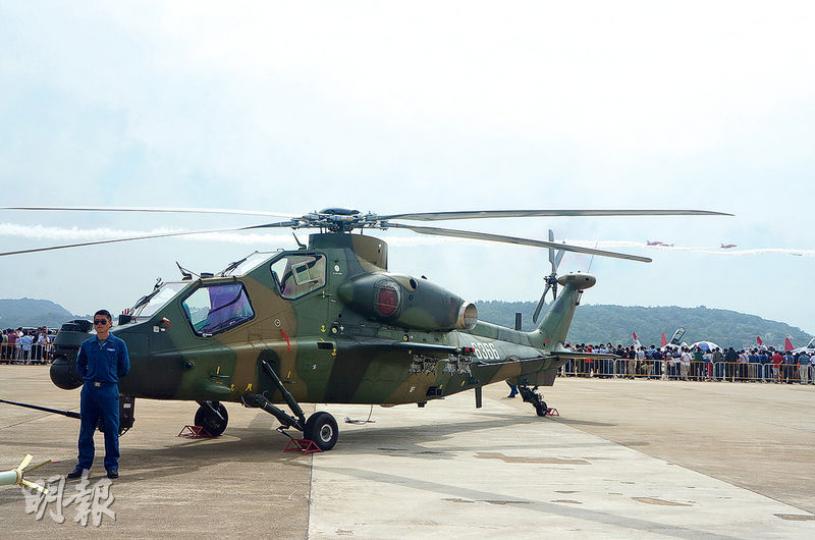 直10K武裝直升機是解放軍現役裝備,擁有強大火力,有指明年將裝備駐港解放軍。(陳奕勤攝)航展上展出了紅旗6A中低空中近程地空導彈系統,專家指是駐港解放軍石崗導彈陣地未來的武器。(陳奕勤攝) 直10K武裝直升機是解放軍現役裝備,擁有強大火力,有指明年將裝備駐港解放軍。(陳奕勤攝)航展上展出了紅旗6A中低空中近程地空導彈系統,專家指是駐港解放軍石崗導彈陣地未來的武器。(陳奕勤攝)