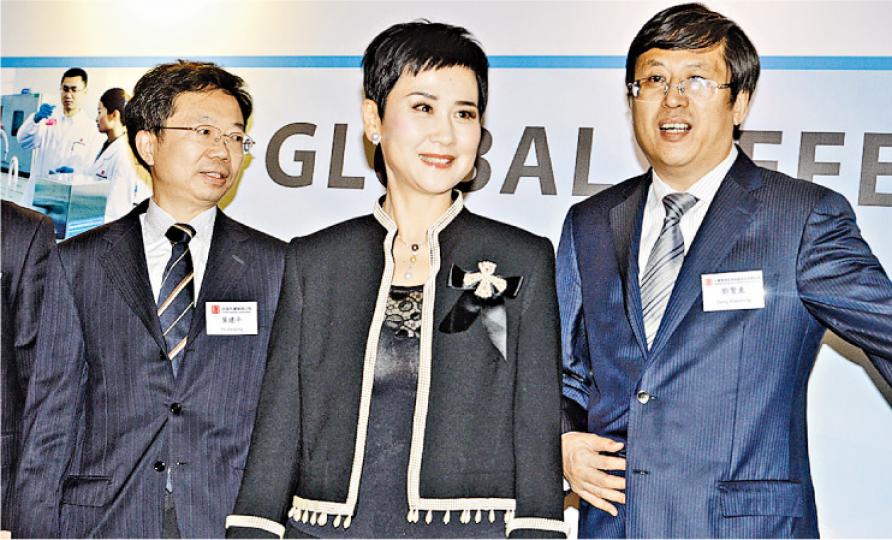中國國務院前總理李鵬女兒暨大唐集團副總經理李小琳(中),昨日出席大唐環境產業集團投資者午餐會,但未有回應傳媒。(劉焌陶攝) 中國國務院前總理李鵬女兒暨大唐集團副總經理李小琳(中),昨日出席大唐環境產業集團投資者午餐會,但未有回應傳媒。(劉焌陶攝)