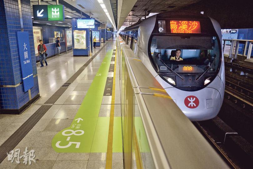馬鞍山線明年起將同時有4卡列車及8卡列車行駛,車站月台地面或自動閘門會貼上啡色及綠色標貼,分別代表4卡列車和8卡列車的候車區,提示乘客到合適位置等候上車,圖為第5至8卡列車的候車區。(鍾林枝攝) 馬鞍山線明年起將同時有4卡列車及8卡列車行駛,車站月台地面或自動閘門會貼上啡色及綠色標貼,分別代表4卡列車和8卡列車的候車區,提示乘客到合適位置等候上車,圖為第5至8卡列車的候車區。(鍾林枝攝)