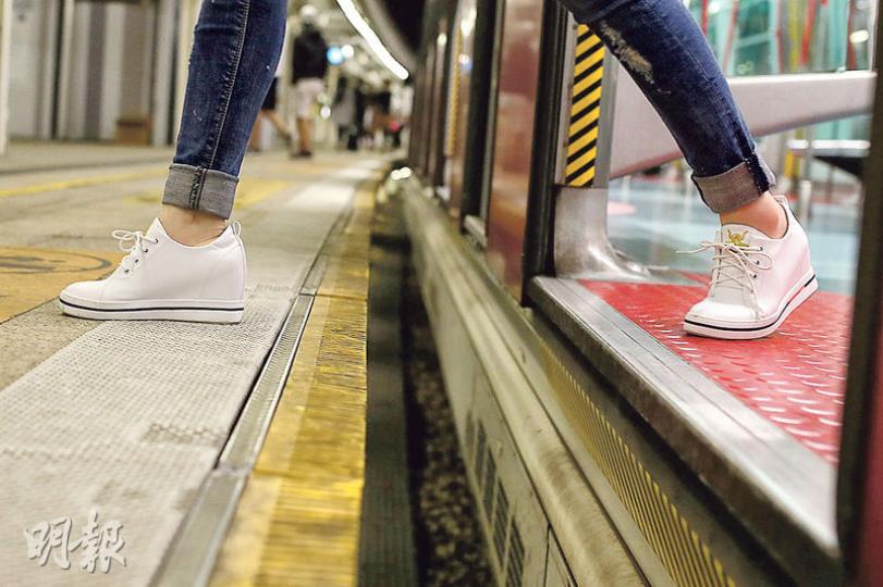 記者昨晚再到羅湖站月台了解,見列車埋站後乘客從10號車卡步出時,需大步跨過車廂與月台之間空隙,對於行動不便的長者或會造成困難。(曾憲宗攝) 記者昨晚再到羅湖站月台了解,見列車埋站後乘客從10號車卡步出時,需大步跨過車廂與月台之間空隙,對於行動不便的長者或會造成困難。(曾憲宗攝)