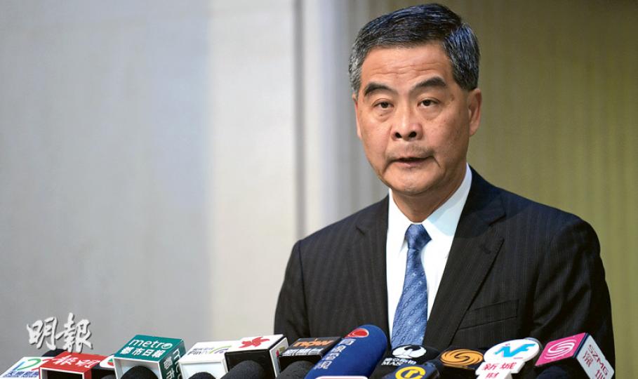 日前突取消訪京行程的特首梁振英(圖),昨出席行會前解釋,自己須在這兩三日處理青年新政議員宣誓和宣誓後的言行所引發的「其他事」,又首次表明在宣誓事件上,不能排除人大釋法的可能。(鍾林枝攝) 日前突取消訪京行程的特首梁振英(圖),昨出席行會前解釋,自己須在這兩三日處理青年新政議員宣誓和宣誓後的言行所引發的「其他事」,又首次表明在宣誓事件上,不能排除人大釋法的可能。(鍾林枝攝)
