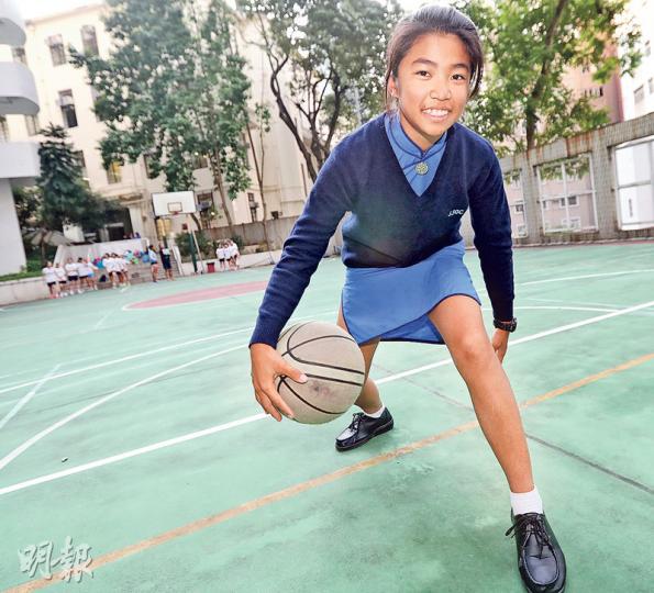 13歲的麥卓穎不止滑浪風帆了得,亦是聖士提反女子中學籃球隊的前鋒,射籃非常準。(李紹昌攝) 13歲的麥卓穎不止滑浪風帆了得,亦是聖士提反女子中學籃球隊的前鋒,射籃非常準。(李紹昌攝)