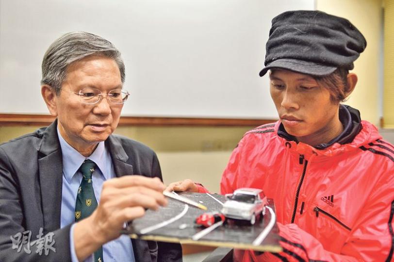 已退休的盧覺強(左)過去22年曾為不同交通意外的被告擔任專家證人逾75次,當中包括莊先生(右)。莊去年中在荃錦公路遇交通意外,其駕駛的電單車失事後撞向對線的私家車,事後被控危險駕駛,他經盧覺強義助下證明事發時沒有超速,最終脫罪。(鄧宗弘攝) 已退休的盧覺強(左)過去22年曾為不同交通意外的被告擔任專家證人逾75次,當中包括莊先生(右)。莊去年中在荃錦公路遇交通意外,其駕駛的電單車失事後撞向對線的私家車,事後被控危險駕駛,他經盧覺強義助下證明事發時沒有超速,最終脫罪。(鄧宗弘攝)