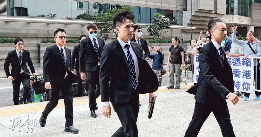 7名被告包括總督察黃祖成(右)、偵緝警員陳少丹、高級督察劉卓毅、偵緝警員黃偉豪、偵緝警長白榮斌,以及偵緝警員關嘉豪等昨早到灣仔區域法院應訊。(李紹昌攝) 7名被告包括總督察黃祖成(右)、偵緝警員陳少丹、高級督察劉卓毅、偵緝警員黃偉豪、偵緝警長白榮斌,以及偵緝警員關嘉豪等昨早到灣仔區域法院應訊。(李紹昌攝)