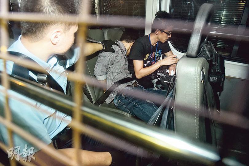 警員追捕衝燈危駕私家車期間,在街頭截查拘捕兩名懷有玩具槍及電筒的越南漢帶署扣查,圖中低頭者為其中一名被捕越南漢。(蔡方山攝)警員檢獲手槍及電筒,其中手槍屬塑膠製及槍嘴呈橙色,明顯是玩具槍。(蔡方山攝) 警員追捕衝燈危駕私家車期間,在街頭截查拘捕兩名懷有玩具槍及電筒的越南漢帶署扣查,圖中低頭者為其中一名被捕越南漢。(蔡方山攝)警員檢獲手槍及電筒,其中手槍屬塑膠製及槍嘴呈橙色,明顯是玩具槍。(蔡方山攝)