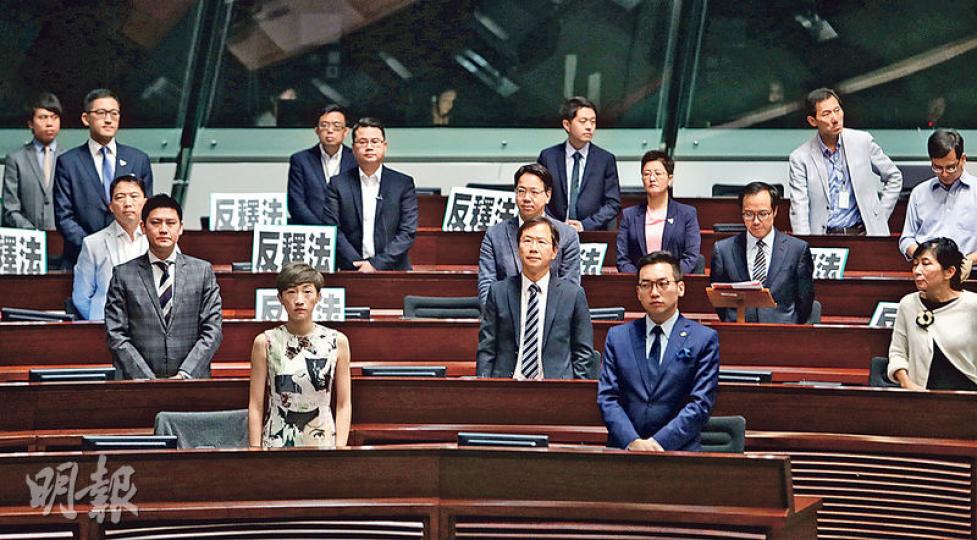 會計界立法會議員梁繼昌(第三排右一)和民主黨立法會議員尹兆堅(第四排左二)昨在立法會大會提交呈請書,要求成立專責委員會調查特首梁振英涉收取澳洲公司UGL 5000萬港元一事,獲得28名民主派議員站立支持。立法會將成立專責委員會跟進事件。(郭慶輝攝) 會計界立法會議員梁繼昌(第三排右一)和民主黨立法會議員尹兆堅(第四排左二)昨在立法會大會提交呈請書,要求成立專責委員會調查特首梁振英涉收取澳洲公司UGL 5000萬港元一事,獲得28名民主派議員站立支持。立法會將成立專責委員會跟進事件。(郭慶輝攝)