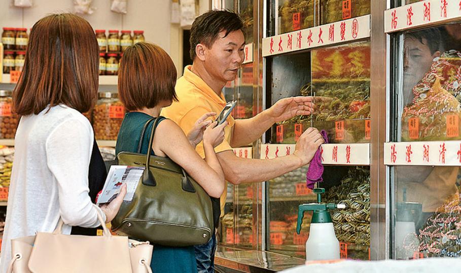 食安中心公布江蘇省兩個水產養殖場生產的大閘蟹樣本致癌物超標,並指令15間有進口涉事養殖場的大閘蟹的蟹商停售相關產品,惟涉事的老店老三陽,昨仍有繼續出售出自東太湖的大閘蟹。老三陽董事總經理祁玉鳳指公司在太湖有自家養殖基地,只請涉事公司處理出口批文,強調其蟹「清白」,不會回收。(楊柏賢攝) 食安中心公布江蘇省兩個水產養殖場生產的大閘蟹樣本致癌物超標,並指令15間有進口涉事養殖場的大閘蟹的蟹商停售相關產品,惟涉事的老店老三陽,昨仍有繼續出售出自東太湖的大閘蟹。老三陽董事總經理祁玉鳳指公司在太湖有自家養殖基地,只請涉事公司處理出口批文,強調其蟹「清白」,不會回收。(楊柏賢攝)