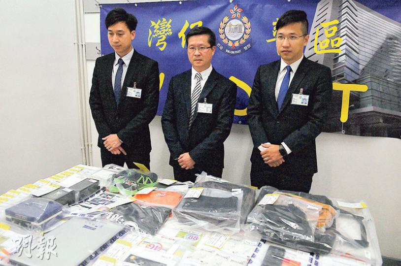 男子利用交友程式結識異性,繼而向受害人騙財、勒索及強姦,警方深入調查後將他拘捕,在其寓所檢獲大批證物。(李大煒攝) 男子利用交友程式結識異性,繼而向受害人騙財、勒索及強姦,警方深入調查後將他拘捕,在其寓所檢獲大批證物。(李大煒攝)