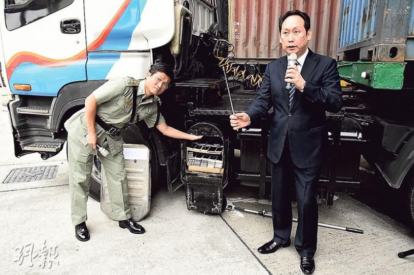 海關有組織罪案調查科特別調查第2組指揮官溫慶全(右)指出,不法分子透過改裝貨櫃車的死氣鼓,將大批手機收藏在暗格,再派人駕車出境。(林智傑攝)貨櫃車的死氣鼓(圖)於行車時理應非常高溫,惟海關截查涉案車輛時發現機件異常冰冷,揭發不法分子將死氣鼓改裝至無法使用,改為儲存手機。(林智傑攝) 海關有組織罪案調查科特別調查第2組指揮官溫慶全(右)指出,不法分子透過改裝貨櫃車的死氣鼓,將大批手機收藏在暗格,再派人駕車出境。(林智傑攝)貨櫃車的死氣鼓(圖)於行車時理應非常高溫,惟海關截查涉案車輛時發現機件異常冰冷,揭發不法分子將死氣鼓改裝至無法使用,改為儲存手機。(林智傑攝)