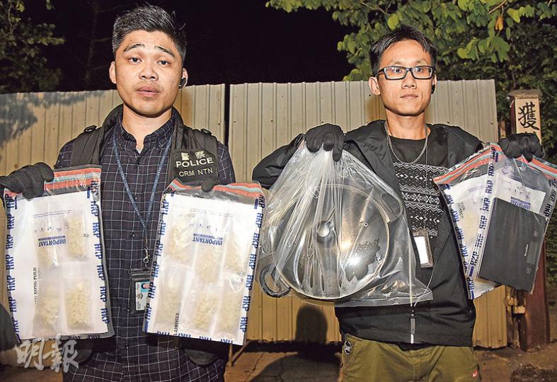 警方在涉嫌製毒的情侶家中搜出多項證物,包括一些廚具及毒品(左)。(蔡方山攝) 警方在涉嫌製毒的情侶家中搜出多項證物,包括一些廚具及毒品(左)。(蔡方山攝)