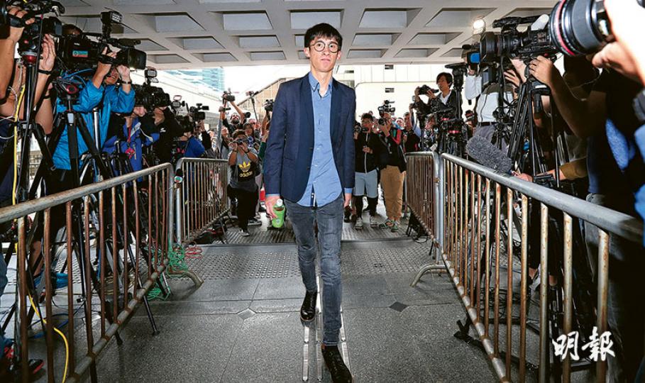 政府就青年新政議員梁頌恆及游蕙禎宣誓而提出的訴訟開審,案件備受傳媒關注,梁頌恆(中)開庭前表示對案件有信心。(李紹昌攝) 政府就青年新政議員梁頌恆及游蕙禎宣誓而提出的訴訟開審,案件備受傳媒關注,梁頌恆(中)開庭前表示對案件有信心。(李紹昌攝)