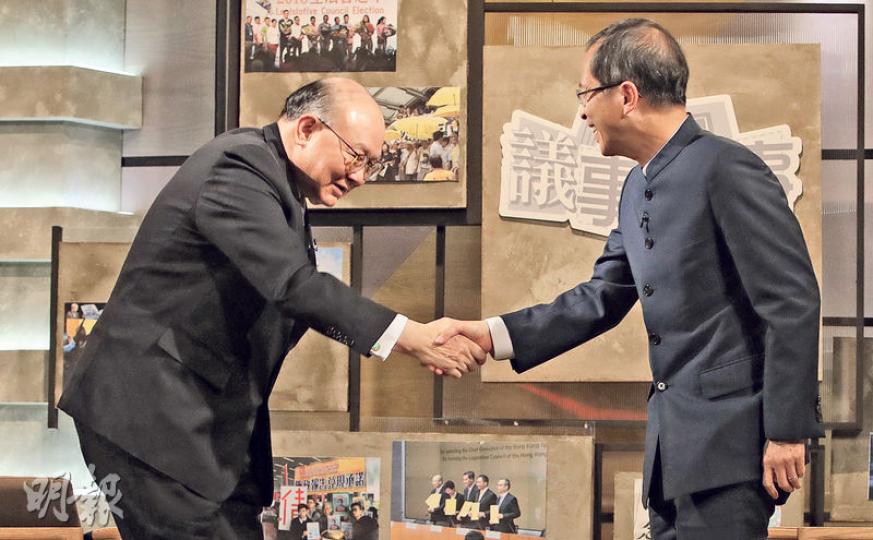 率先宣布參選下屆特首的退休法官胡國興(左),昨日接受立法會前主席曾鈺成(右)主持的港台節目《議事論事》訪問,認為港府不應在宣誓司法覆核案有判決前提請釋法,會引起港人疑慮,擔心影響本港的法治精神。(曾憲宗攝) 率先宣布參選下屆特首的退休法官胡國興(左),昨日接受立法會前主席曾鈺成(右)主持的港台節目《議事論事》訪問,認為港府不應在宣誓司法覆核案有判決前提請釋法,會引起港人疑慮,擔心影響本港的法治精神。(曾憲宗攝)