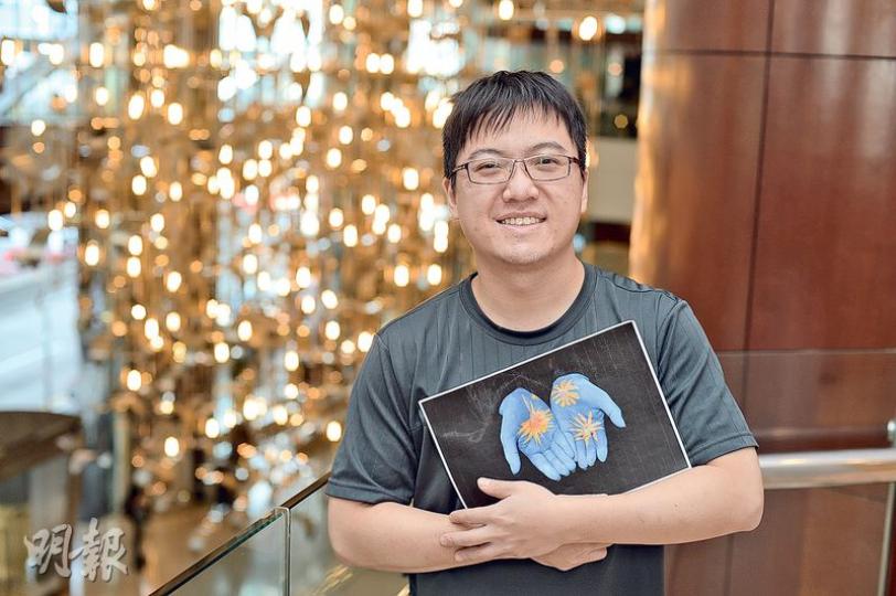 毅禧參加計劃後首次「送花」給母親,以顏料在她的手掌畫上多朵觧花(圖中的雙手畫作),他憶起母親接過禮物的開心表情,鼓勵他積極樂觀面對人生。(鍾林枝攝) 毅禧參加計劃後首次「送花」給母親,以顏料在她的手掌畫上多朵觧花(圖中的雙手畫作),他憶起母親接過禮物的開心表情,鼓勵他積極樂觀面對人生。(鍾林枝攝)