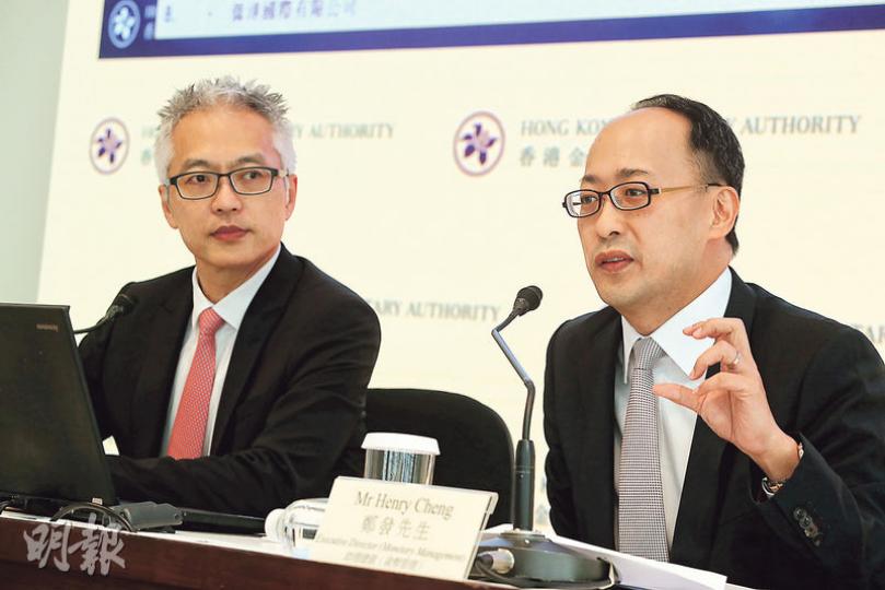 金管局貨幣管理助理總裁鄭發(右)表示,有3家公司的儲值支付業務量不大,共涵蓋約10萬張預付卡或禮券,涉及2000萬元,他們本身有意退出市場,故暫時豁免他們牌照。左為金管局高級助理總裁李達志。(李紹昌攝) 金管局貨幣管理助理總裁鄭發(右)表示,有3家公司的儲值支付業務量不大,共涵蓋約10萬張預付卡或禮券,涉及2000萬元,他們本身有意退出市場,故暫時豁免他們牌照。左為金管局高級助理總裁李達志。(李紹昌攝)
