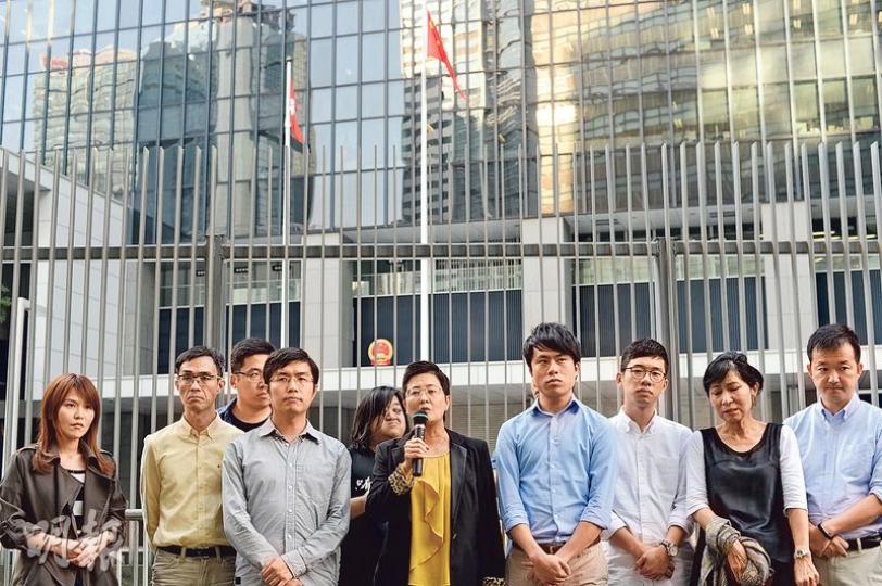 民陣發起明日遊行反對人大釋法,召集人區諾軒(前左三)昨日召開記者會,表示遊行會在下午3時由灣仔出發至終審法院,強調是「非暴力抗爭」,一眾泛民主派議員都有出席記者會,圖左六至右為民主黨黃碧雲、鄺俊宇、香港眾志羅冠聰、公民黨毛孟靜及人民力量陳志全。(鍾林枝攝)
民陣發起明日遊行反對人大釋法,召集人區諾軒(前左三)昨日召開記者會,表示遊行會在下午3時由灣仔出發至終審法院,強調是「非暴力抗爭」,一眾泛民主派議員都有出席記者會,圖左六至右為民主黨黃碧雲、鄺俊宇、香港眾志羅冠聰、公民黨毛孟靜及人民力量陳志全。(鍾林枝攝)
