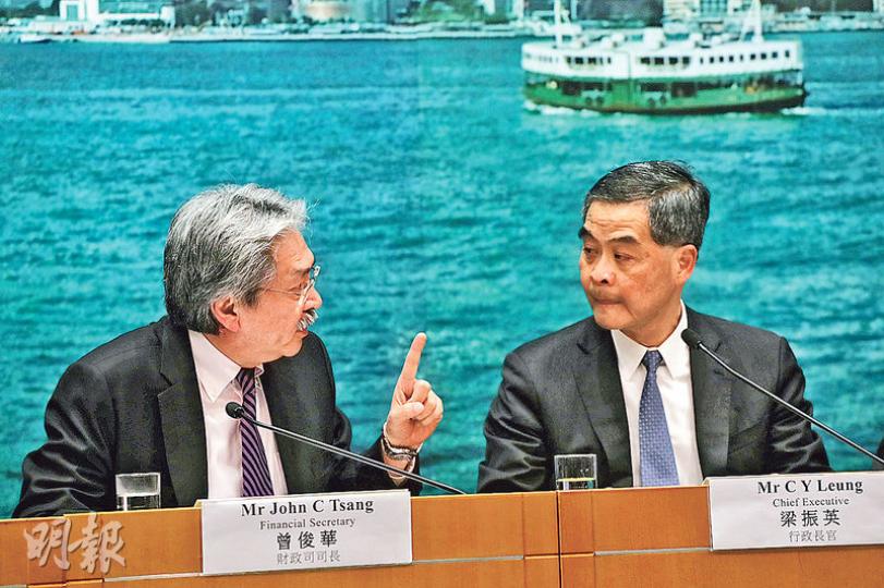 特首梁振英(右)首次親自主持公布對應樓市的「辣招」記者會,他發言後原打算交由運房局長張炳良解釋新印花稅細節,身旁的財政司長曾俊華(左)舉手示意可否發言補充。按照新聞官在開場白的發言,曾俊華原先未獲安排在會上發言。(李紹昌攝) 特首梁振英(右)首次親自主持公布對應樓市的「辣招」記者會,他發言後原打算交由運房局長張炳良解釋新印花稅細節,身旁的財政司長曾俊華(左)舉手示意可否發言補充。按照新聞官在開場白的發言,曾俊華原先未獲安排在會上發言。(李紹昌攝)