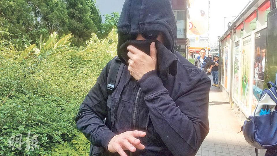 被告何膺然(圖)應訊後穿上黑色連帽外套、戴上墨鏡並以黑布掩面,急步離開法院。 (鄧力行攝) 被告何膺然(圖)應訊後穿上黑色連帽外套、戴上墨鏡並以黑布掩面,急步離開法院。 (鄧力行攝)