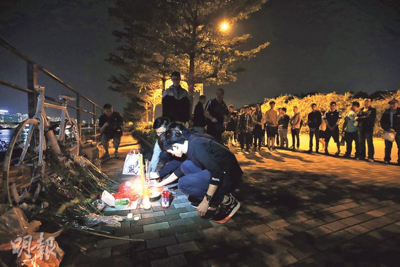 23歲業餘單車手梁永漢本周三不幸車禍喪生,昨晚其胞弟、同學、輔警同袍及單車好友一行近百人到達車禍現場拜祭,路邊鐵欄並放置一部髹上全白色「幽靈單車」(圖左)以悼念。(曾憲宗攝) 23歲業餘單車手梁永漢本周三不幸車禍喪生,昨晚其胞弟、同學、輔警同袍及單車好友一行近百人到達車禍現場拜祭,路邊鐵欄並放置一部髹上全白色「幽靈單車」(圖左)以悼念。(曾憲宗攝)
