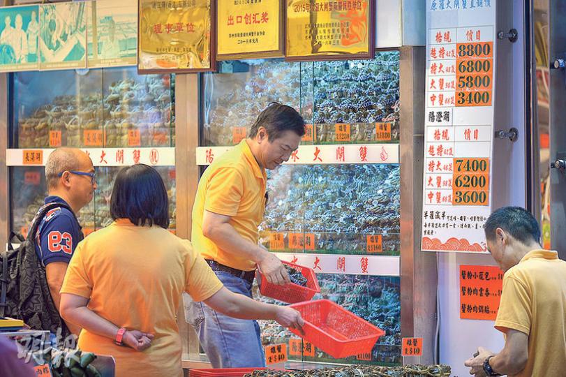 老三陽董事總經理祁玉鳳指出,自食環署公布本港有二噁英大閘蟹後,巿民對太湖大閘蟹的食用信心減少,因此店方翌日已將涉事大閘蟹下架,生意大受影響。本報昨要求拍攝老三陽下架封存的大閘蟹,但祁玉鳳拒絕。記者昨日所見,仍有客人到老三陽購買大閘蟹。(蘇智鑫攝) 老三陽董事總經理祁玉鳳指出,自食環署公布本港有二噁英大閘蟹後,巿民對太湖大閘蟹的食用信心減少,因此店方翌日已將涉事大閘蟹下架,生意大受影響。本報昨要求拍攝老三陽下架封存的大閘蟹,但祁玉鳳拒絕。記者昨日所見,仍有客人到老三陽購買大閘蟹。(蘇智鑫攝)