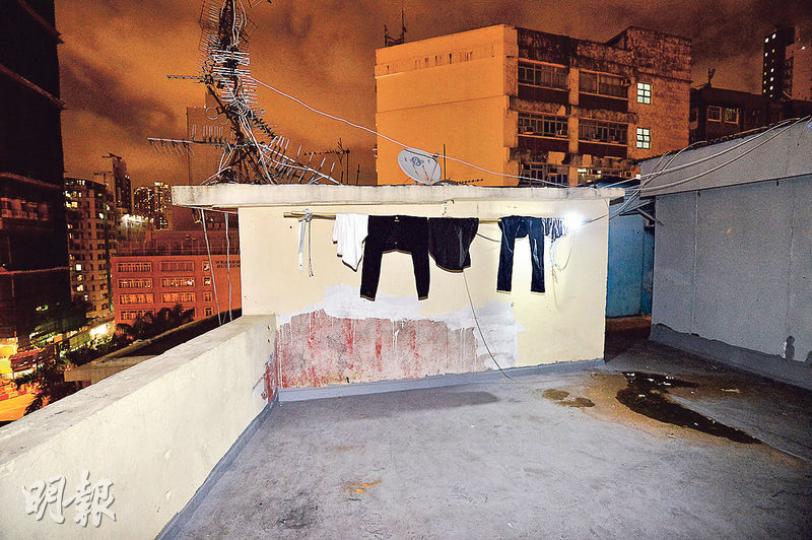 「維修香港」把天台垃圾清走後,不知何人在天台地面塗上防水漆,令居民及義工又驚又喜。義工文浩師傅則搭建了一個晾衣架,方便居民使用天台,現時愈來愈多居民上天台曬衫。(楊柏賢攝)「維修香港」幫助居民將曾經堆滿垃圾的唐樓天台「重見天日」,義工Max(右一)及文浩師傅(右三)不時與居民討論如何善用天台的公共空間,居民Jessica母女(左一、二)及楊先生(右二)之前互不相識,但天台空間成為契機,讓他們打破隔膜,各自分享對於天台想像。(楊柏賢攝) 「維修香港」把天台垃圾清走後,不知何人在天台地面塗上防水漆,令居民及義工又驚又喜。義工文浩師傅則搭建了一個晾衣架,方便居民使用天台,現時愈來愈多居民上天台曬衫。(楊柏賢攝)「維修香港」幫助居民將曾經堆滿垃圾的唐樓天台「重見天日」,義工Max(右一)及文浩師傅(右三)不時與居民討論如何善用天台的公共空間,居民Jessica母女(左一、二)及楊先生(右二)之前互不相識,但天台空間成為契機,讓他們打破隔膜,各自分享對於天台想像。(楊柏賢攝)