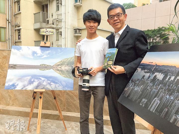 旅發局推廣郊遊路線,鼓勵遊客行山兼拍照「打卡」。旅發局節目及旅遊產品拓展總經理洪忠興(右)昨邀得青年攝影師袁斯樂(Kelvin,左)分享在港郊區拍攝的心得。(劉嘉裕攝) 旅發局推廣郊遊路線,鼓勵遊客行山兼拍照「打卡」。旅發局節目及旅遊產品拓展總經理洪忠興(右)昨邀得青年攝影師袁斯樂(Kelvin,左)分享在港郊區拍攝的心得。(劉嘉裕攝)