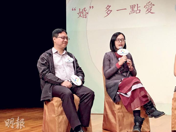 結婚5年的何氏夫婦曾因缺乏溝通而令婚姻出現危機,兩人經輔導後決定每晚睡前花5分鐘聊天,終改善關係,何太現時更懷了5個月身孕。(徐紹軒攝) 結婚5年的何氏夫婦曾因缺乏溝通而令婚姻出現危機,兩人經輔導後決定每晚睡前花5分鐘聊天,終改善關係,何太現時更懷了5個月身孕。(徐紹軒攝)
