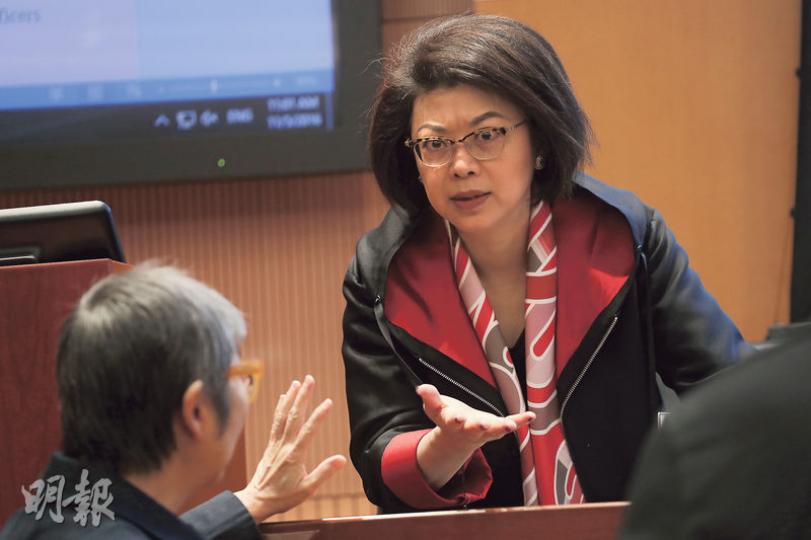 大律師公會主席譚允芝昨日出席港大法律講座受訪時表示,相信中央釋法是想「長痛不如短痛」地解決問題。(李紹昌攝) 大律師公會主席譚允芝昨日出席港大法律講座受訪時表示,相信中央釋法是想「長痛不如短痛」地解決問題。(李紹昌攝)