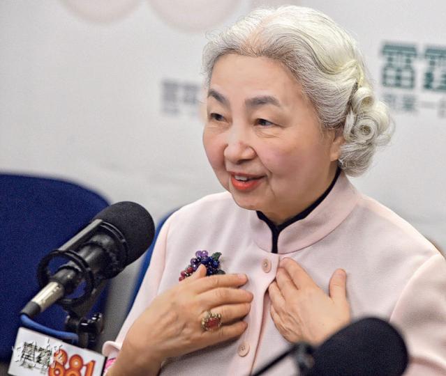 基本法委員會副主任梁愛詩昨日出席電台節目時認為,立法會有議員宣揚「港獨」,中央若不表態「點向新疆、西藏(人大)代表交代?」(劉焌陶攝) 基本法委員會副主任梁愛詩昨日出席電台節目時認為,立法會有議員宣揚「港獨」,中央若不表態「點向新疆、西藏(人大)代表交代?」(劉焌陶攝)