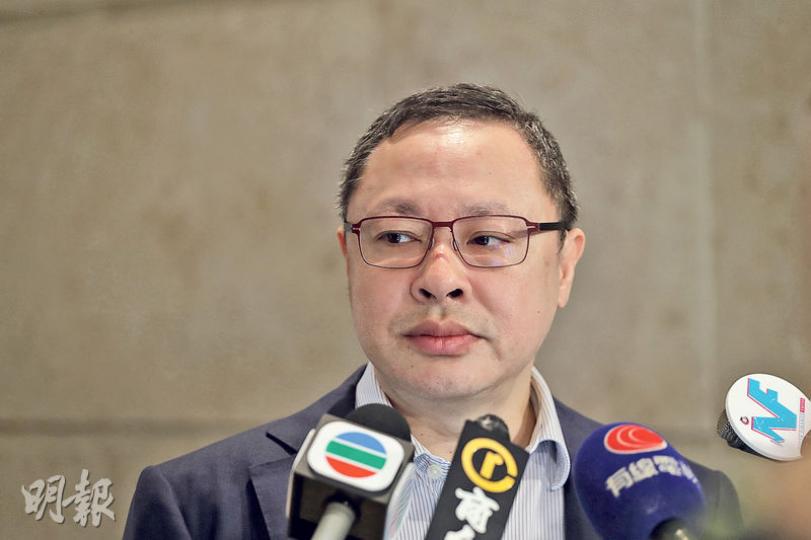 港大法律系副教授戴耀廷出席港大法律講座時指出,如果人大釋法寫明具追溯力就會變成裁決,「人大常委會就如直接審案,破壞力相當之大」,但戴稱仍要看具體釋法內容才可定斷。(李紹昌攝) 港大法律系副教授戴耀廷出席港大法律講座時指出,如果人大釋法寫明具追溯力就會變成裁決,「人大常委會就如直接審案,破壞力相當之大」,但戴稱仍要看具體釋法內容才可定斷。(李紹昌攝)