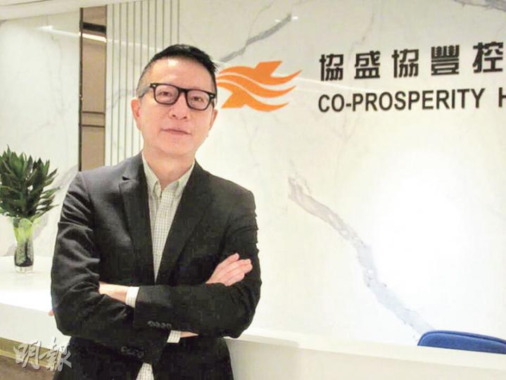 協盛協豐執行董事葉家寶(圖)表示,他們接手亞洲電視後,將輕裝上陣,擬發展成亞洲製作中心,與更多方面合作,可以開發演出、後期製作等業務。(陳偉燊攝) 協盛協豐執行董事葉家寶(圖)表示,他們接手亞洲電視後,將輕裝上陣,擬發展成亞洲製作中心,與更多方面合作,可以開發演出、後期製作等業務。(陳偉燊攝)