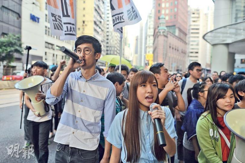 青年新政梁頌恆(前左)及游蕙禎(右)參加遊行,沿途高呼「反對人大釋法、捍衛司法獨立」及「打倒共產黨」等口號。梁指是應民陣邀請遊行,當記者問到如何回應有遊行者不認同他與游的宣誓方式時,他指案件仍在訴訟,不作回應。二人晚上改到中聯辦外參與行動。(鄧宗弘攝)保衛香港運動昨亦在灣仔及金鐘交界舉行撐釋法集會,與民陣遊行「打對台」。保港運動發起人傅振中指遊行者「詆譭國家民族」、「港獨正人渣」,遊行者則回罵保港運動是「走狗」,要求「反釋法,保法治」。(鍾林枝攝) 青年新政梁頌恆(前左)及游蕙禎(右)參加遊行,沿途高呼「反對人大釋法、捍衛司法獨立」及「打倒共產黨」等口號。梁指是應民陣邀請遊行,當記者問到如何回應有遊行者不認同他與游的宣誓方式時,他指案件仍在訴訟,不作回應。二人晚上改到中聯辦外參與行動。(鄧宗弘攝)保衛香港運動昨亦在灣仔及金鐘交界舉行撐釋法集會,與民陣遊行「打對台」。保港運動發起人傅振中指遊行者「詆譭國家民族」、「港獨正人渣」,遊行者則回罵保港運動是「走狗」,要求「反釋法,保法治」。(鍾林枝攝)
