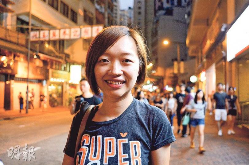 許小姐稱以往有就不同議題參與遊行,但近年漸覺遊行意義有限,故今次掙扎良久,最後因理性上覺得要做回自己應做的事,決定站出來發聲。(許芳文攝)社工江小姐說,雖然釋法幾成事實,但港人仍要在很壞的現實下做出最積極的回應,故站出來向釋法說不。(楊凱力攝) 許小姐稱以往有就不同議題參與遊行,但近年漸覺遊行意義有限,故今次掙扎良久,最後因理性上覺得要做回自己應做的事,決定站出來發聲。(許芳文攝)社工江小姐說,雖然釋法幾成事實,但港人仍要在很壞的現實下做出最積極的回應,故站出來向釋法說不。(楊凱力攝)