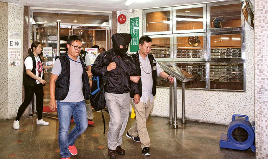 康橋之家前院長再涉風化案被捕,昨晚由探員押返頌明苑寓所蒐證,其後被黑布蒙頭帶返警署扣查。(伍浦鋒攝) 康橋之家前院長再涉風化案被捕,昨晚由探員押返頌明苑寓所蒐證,其後被黑布蒙頭帶返警署扣查。(伍浦鋒攝)