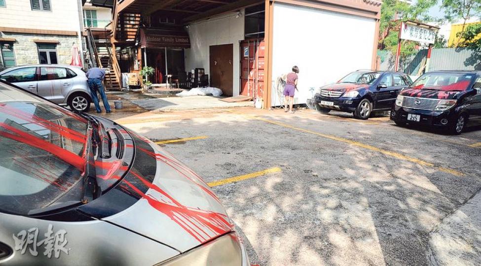 元朗下竹園村露天停車場有6車遭淋油,警方列「刑事毁壞」處理,暫無人被捕。(賴俊傑攝) 元朗下竹園村露天停車場有6車遭淋油,警方列「刑事毁壞」處理,暫無人被捕。(賴俊傑攝)