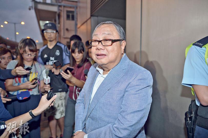 中聯辦主任張曉明昨與港區人代、政協委員會面,政協常委陳永棋會後引述張稱,既要尊重香港法院有獨立判斷案件的權力,又要尊重中央依法享有的權力,勿用維護香港司法藉口來排斥中央權力。(蘇智鑫攝) 中聯辦主任張曉明昨與港區人代、政協委員會面,政協常委陳永棋會後引述張稱,既要尊重香港法院有獨立判斷案件的權力,又要尊重中央依法享有的權力,勿用維護香港司法藉口來排斥中央權力。(蘇智鑫攝)