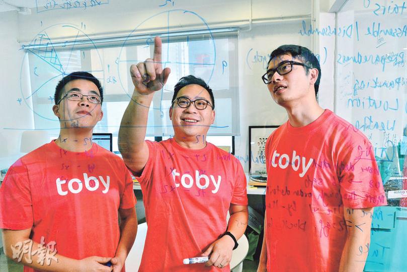 HelloToby 10月推出至今,達成的交易超過6000宗,涉及金額高達200萬元,成績不俗。圖左起為HelloToby策略和運營總監郭立凱、聯合創始人兼首席執行官譚君傑及產品總監鄭會傑。(馮凱鍵攝) HelloToby 10月推出至今,達成的交易超過6000宗,涉及金額高達200萬元,成績不俗。圖左起為HelloToby策略和運營總監郭立凱、聯合創始人兼首席執行官譚君傑及產品總監鄭會傑。(馮凱鍵攝)
